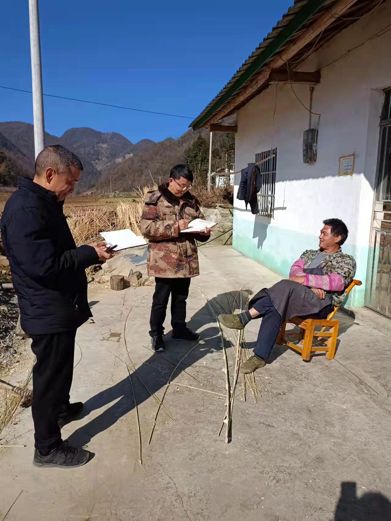 深入村民家中走访.jpg