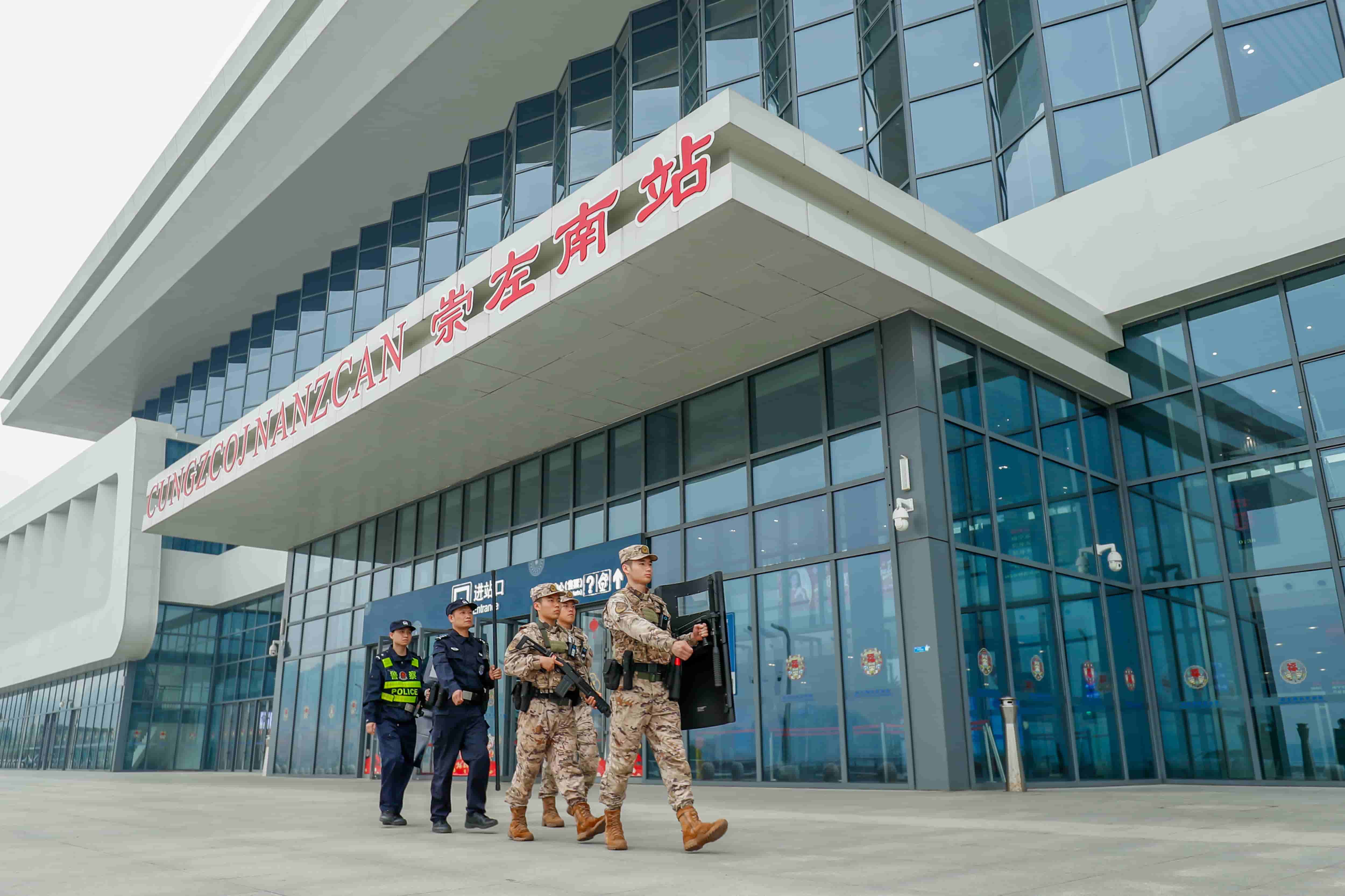 1.图为武警官兵站外徒步巡逻。杜思念  摄.jpg