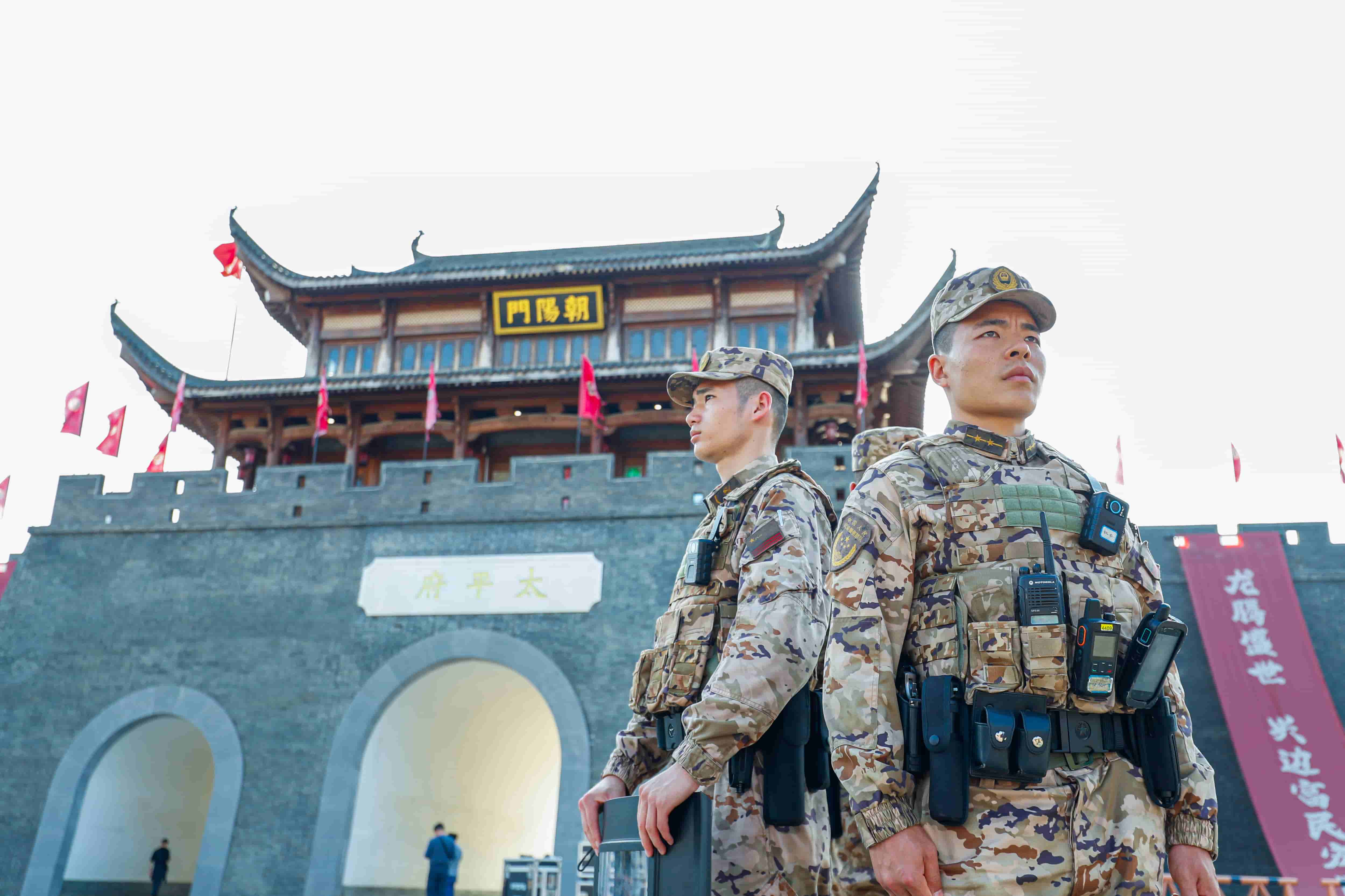 6.图为武警官兵在景区门口定点警戒。杜思念 摄.jpg