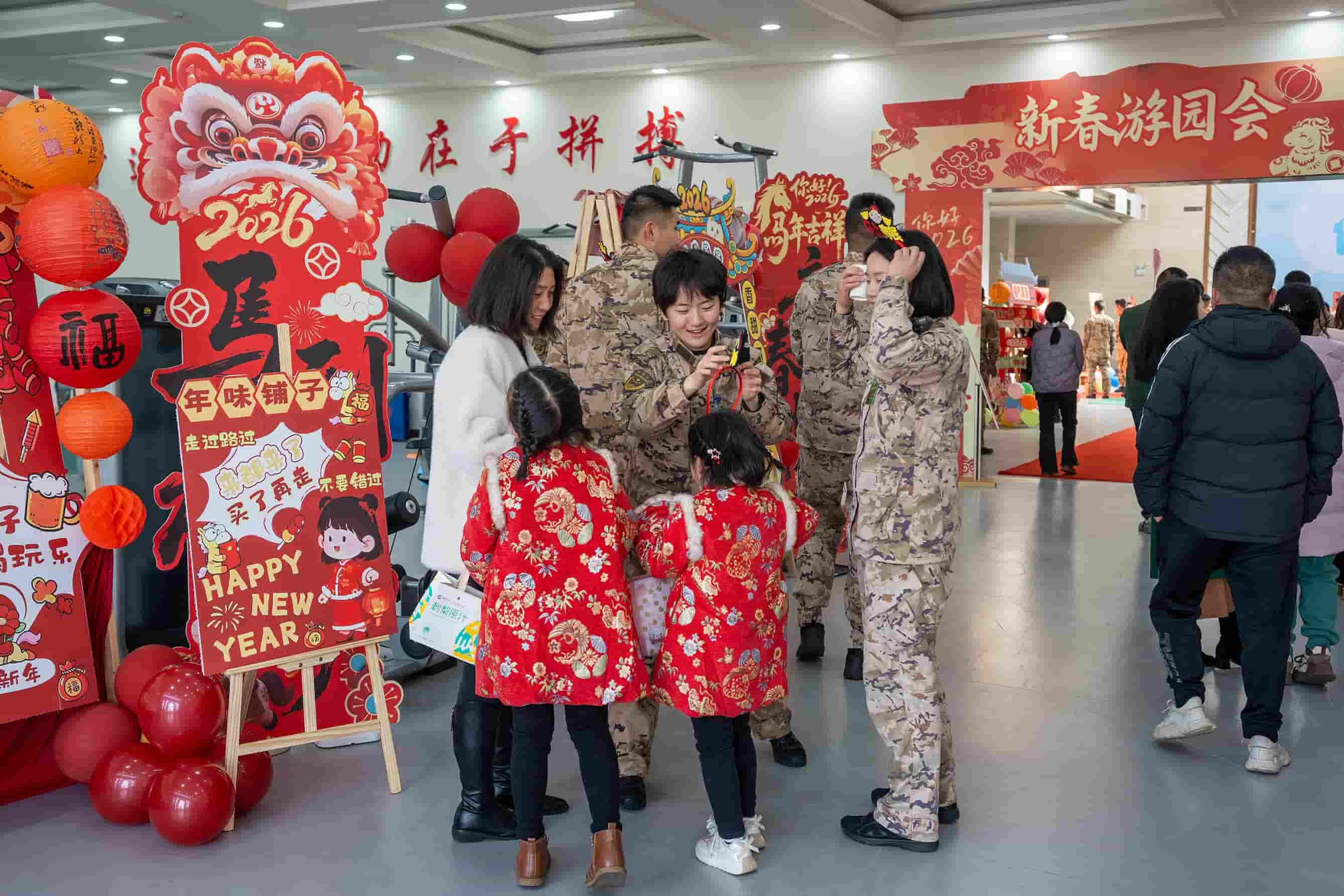 1军娃军嫂参加游园会 侯鲁晋 摄.jpg