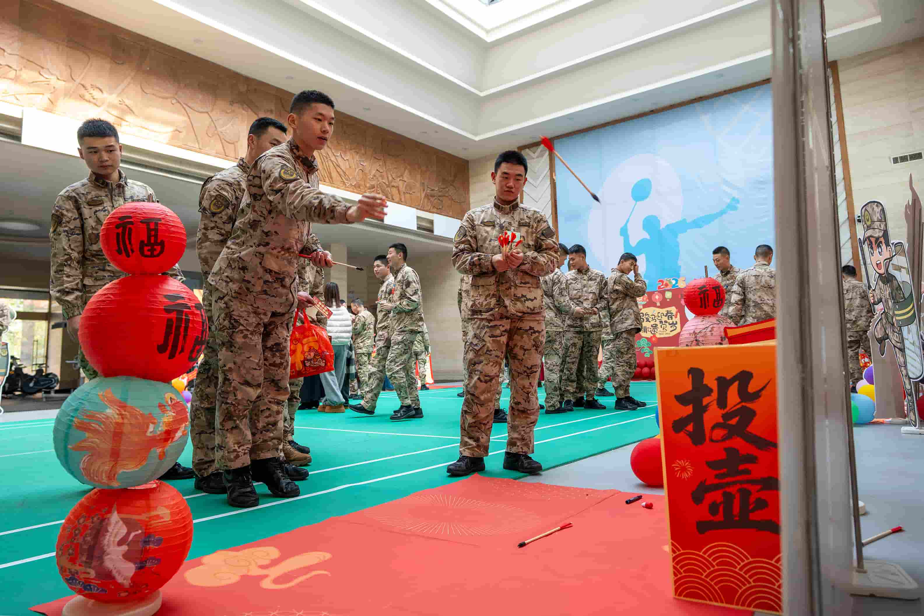 3官兵开展投壶活动 侯鲁晋 摄.jpg