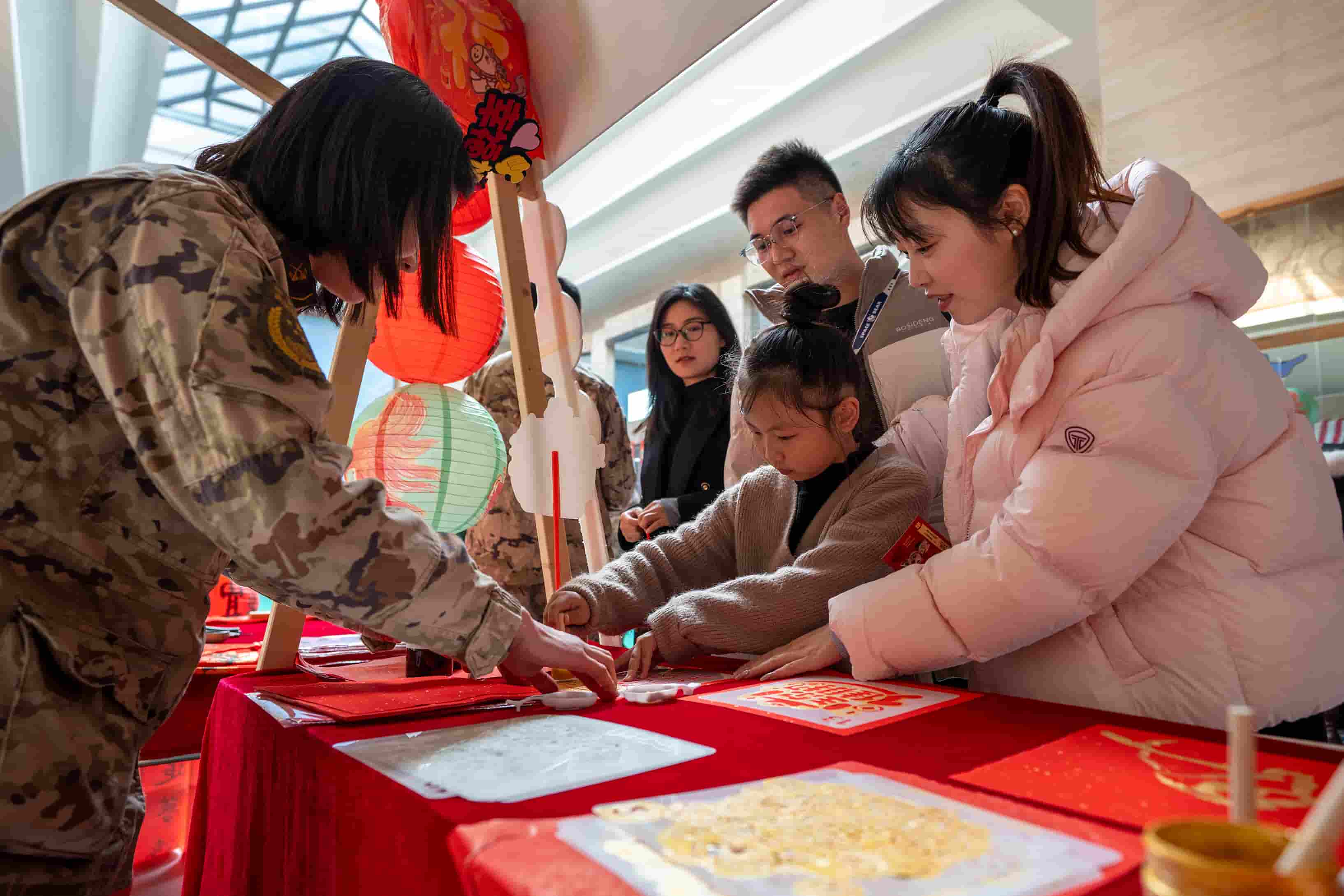 5军娃动手参与创作糖画 侯鲁晋 摄.jpg