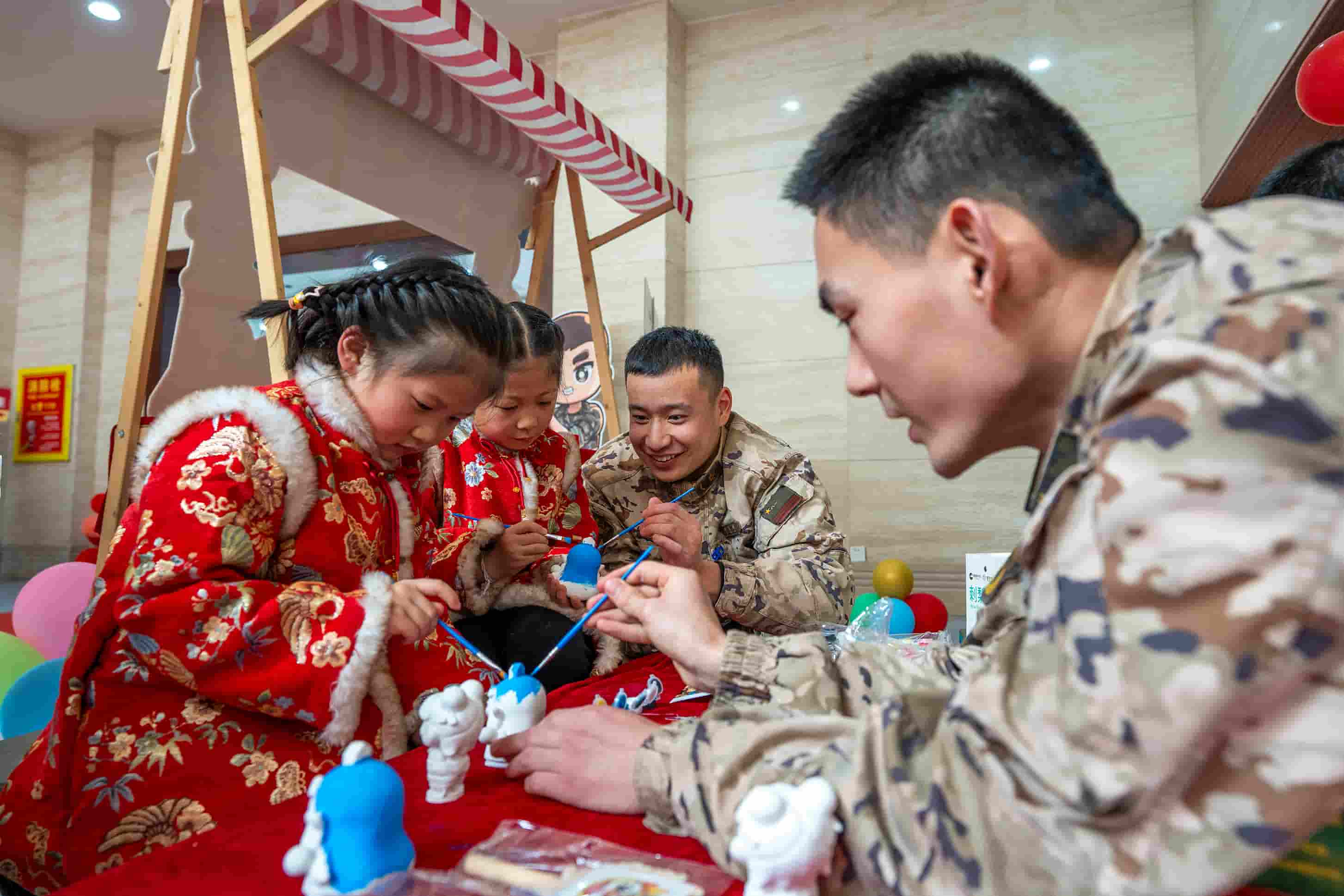 6官兵与军娃共同制作涂鸦 侯鲁晋 摄.jpg