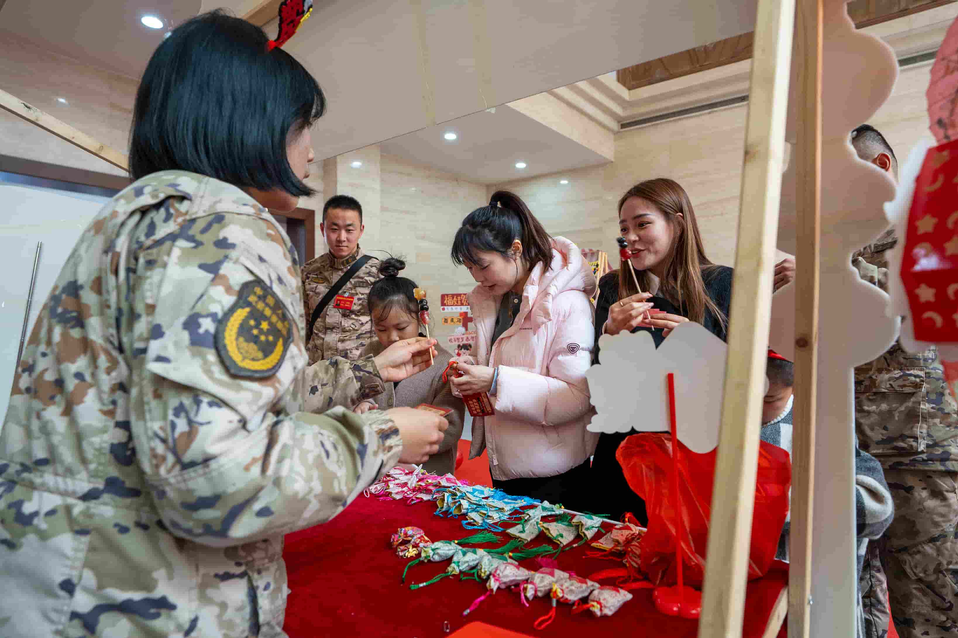 7家属制作香囊 侯鲁晋 摄.jpg