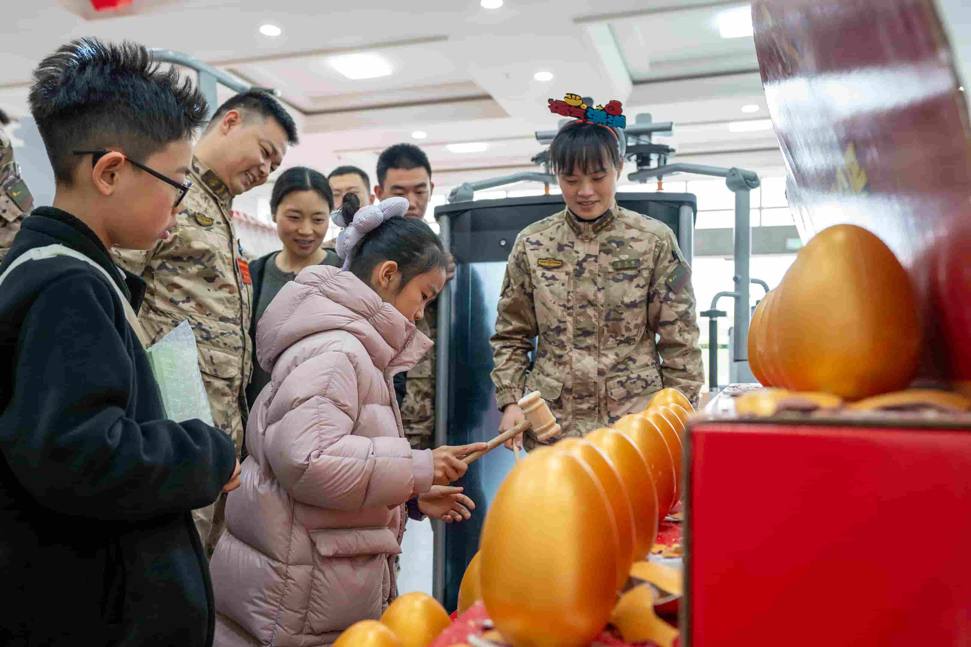 9家属军娃参与砸金蛋活动 侯鲁晋 摄.jpg