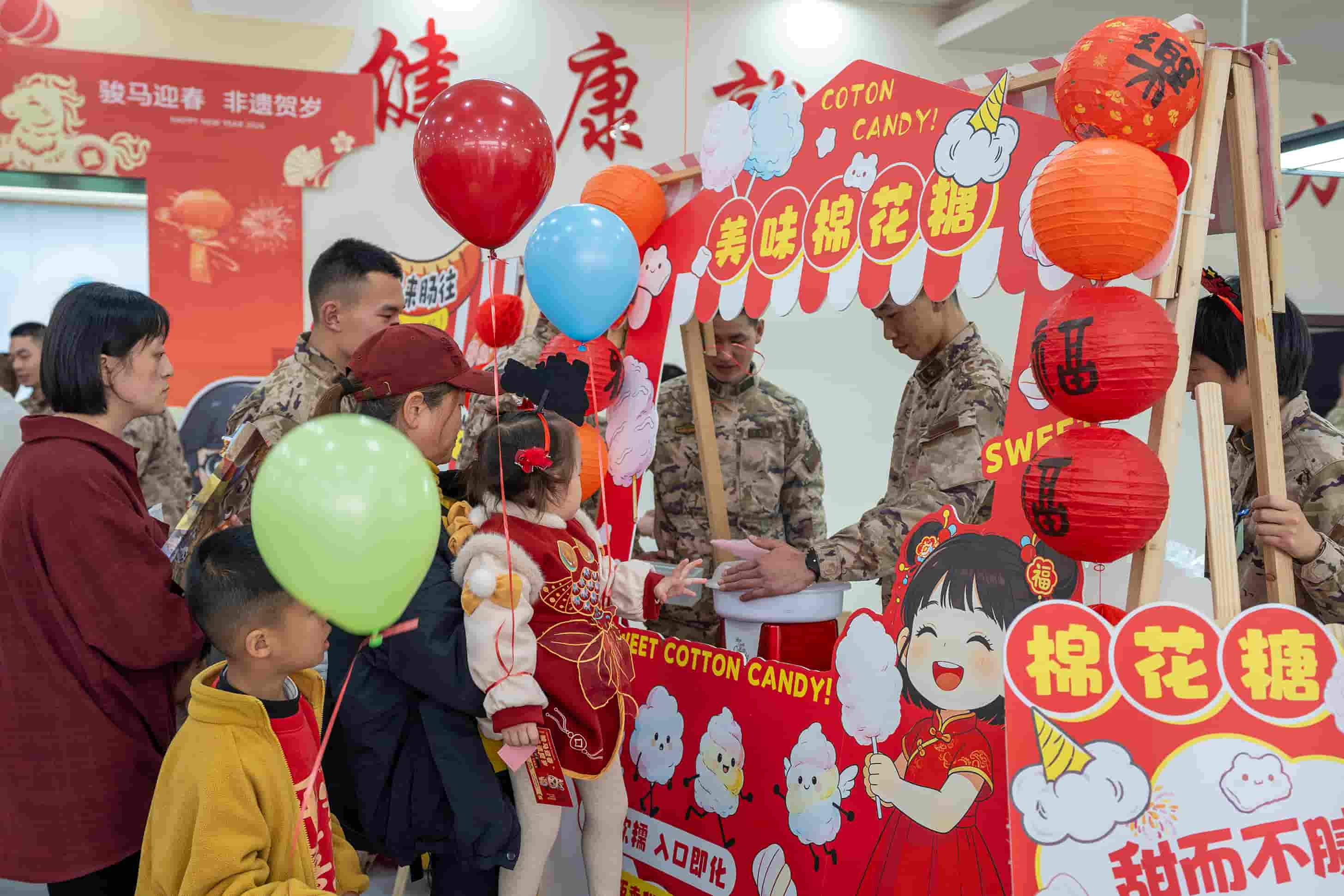 10官兵制作棉花糖 侯鲁晋 摄.jpg