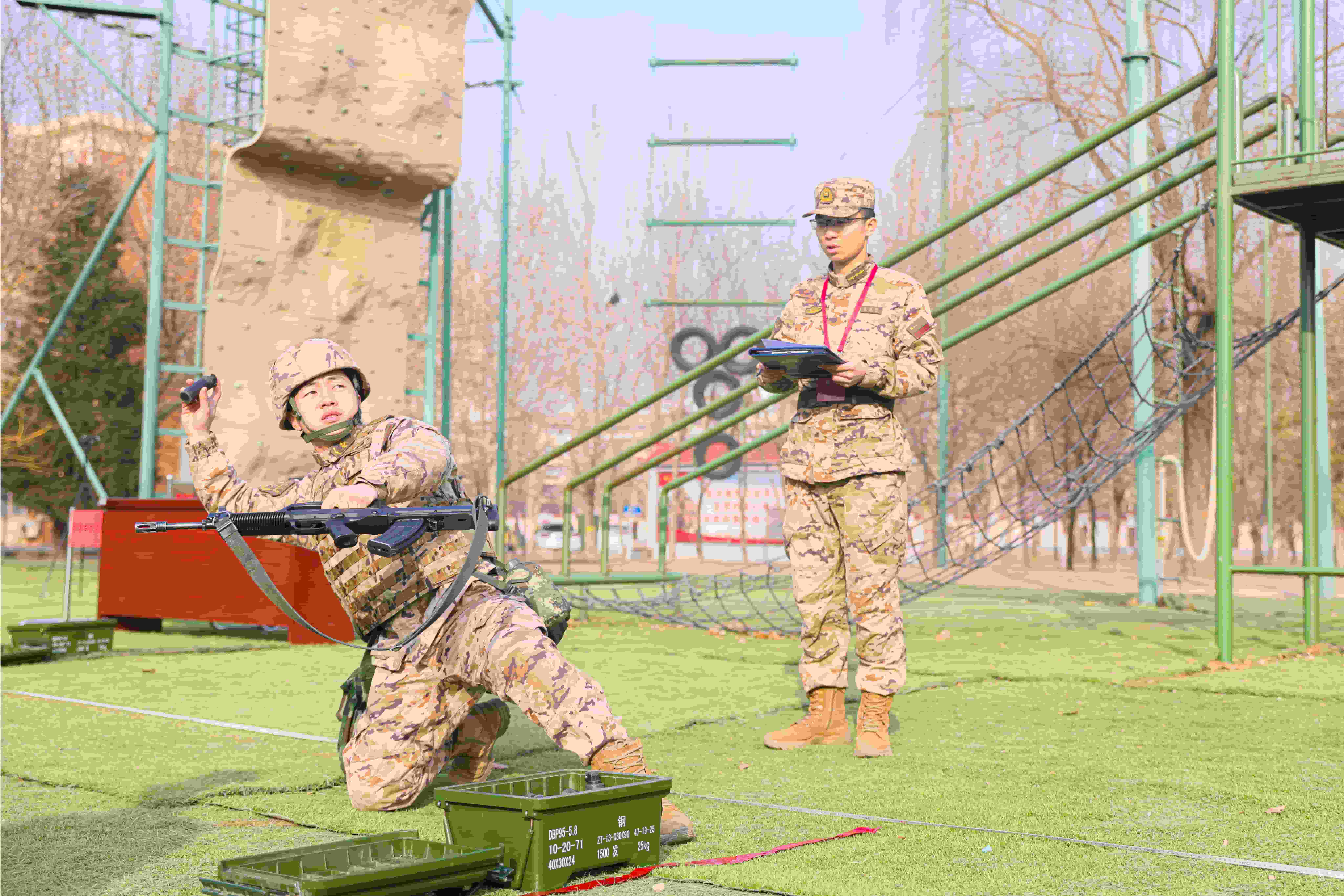 图为参训官兵正在参加投弹考核.jpg