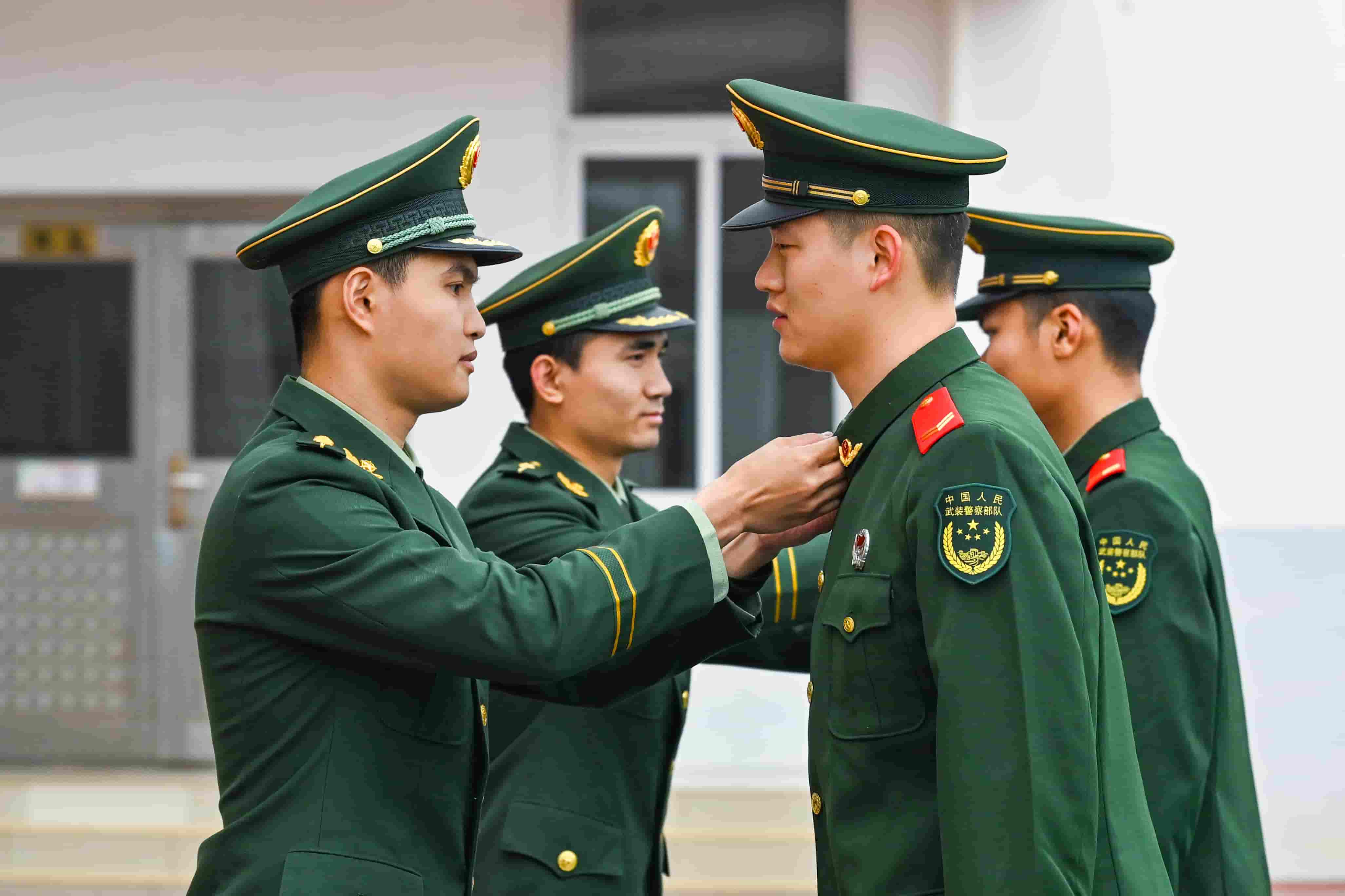 4、中队主官为满服役期老兵卸下警衔。鄢佳辉 摄.jpg