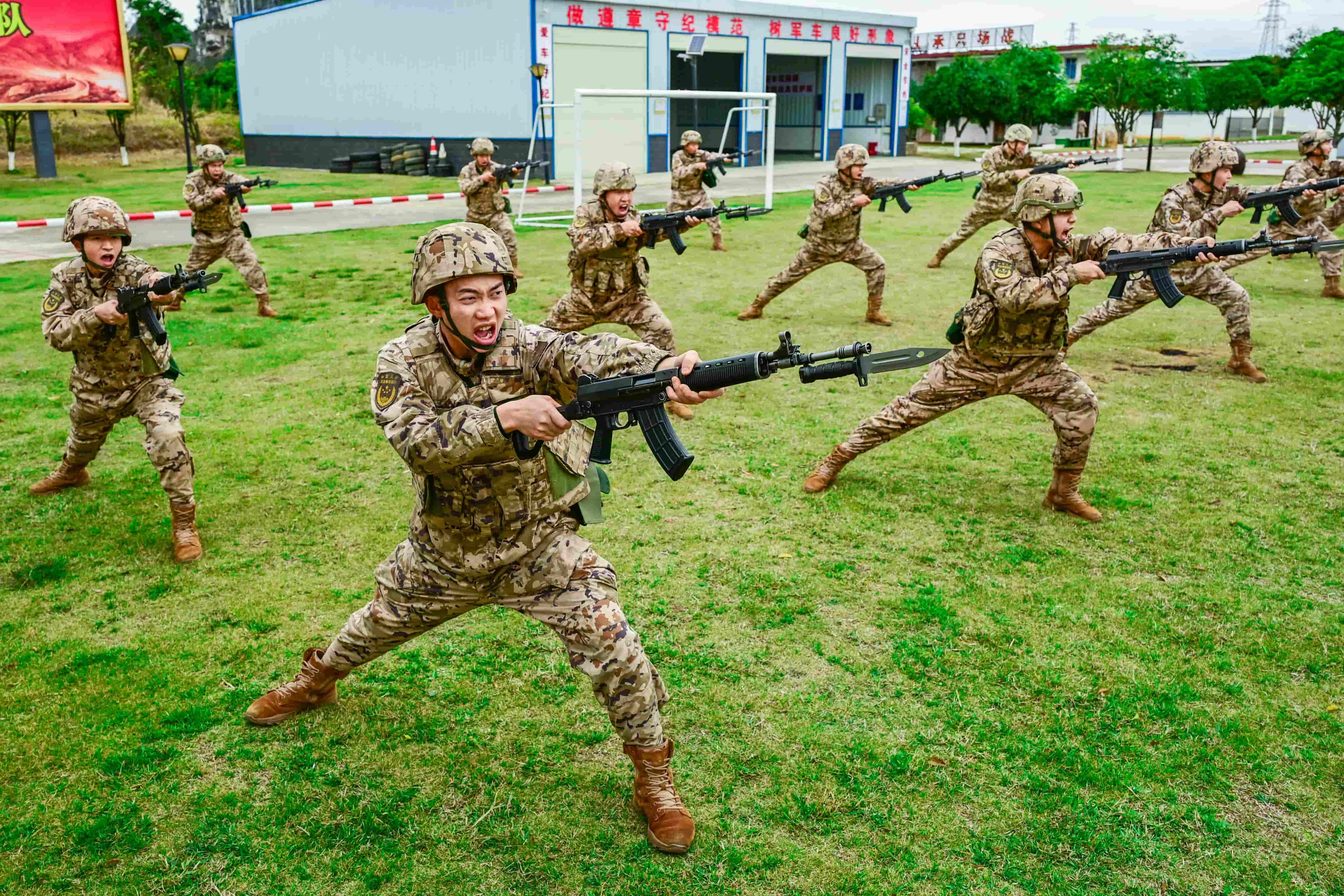 8.留队官兵将传承老兵精神,坚守岗位、再立新功。鄢佳辉 摄.jpg