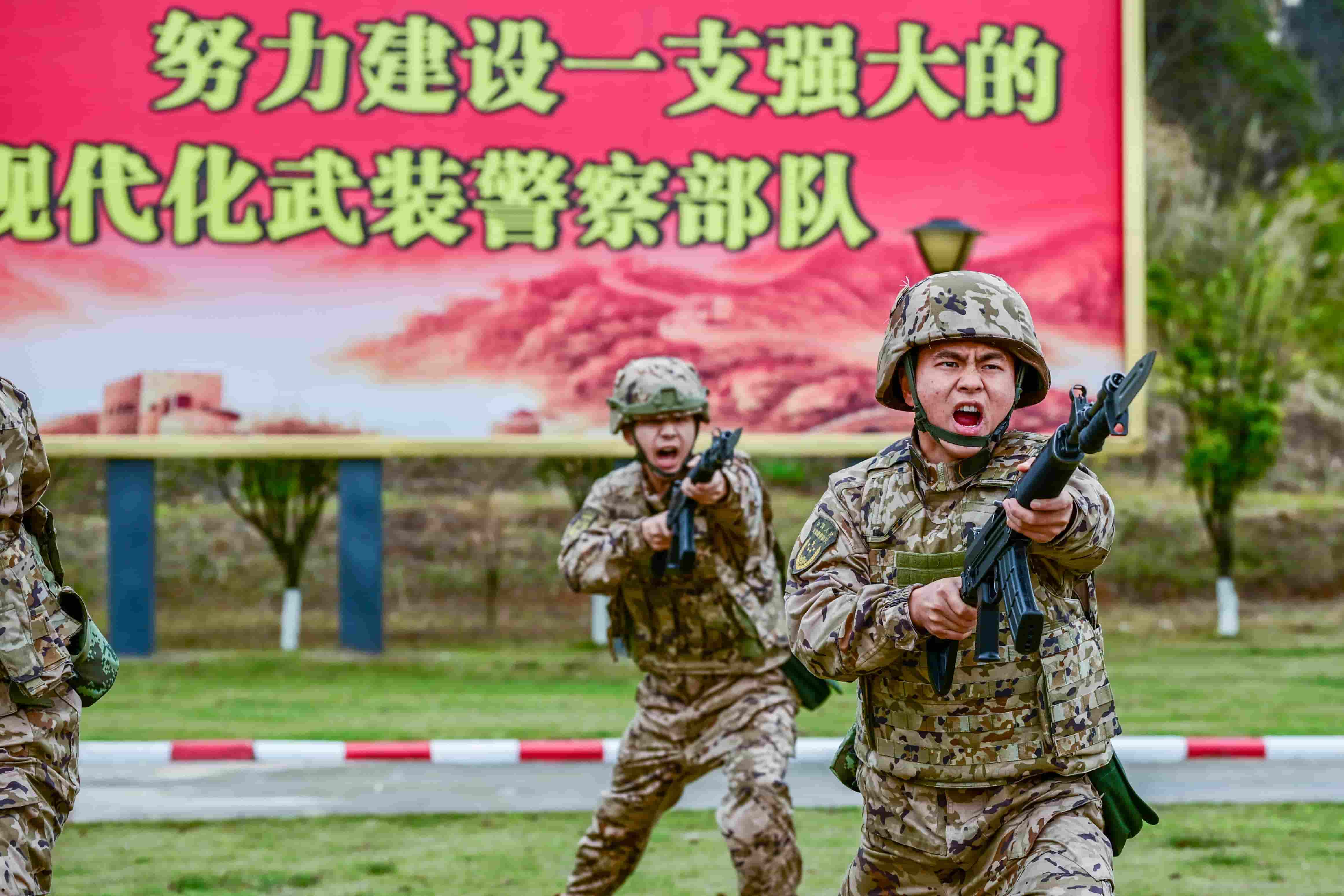 9.浓厚训练氛围,激发官兵训练热情。鄢佳辉 摄.jpg