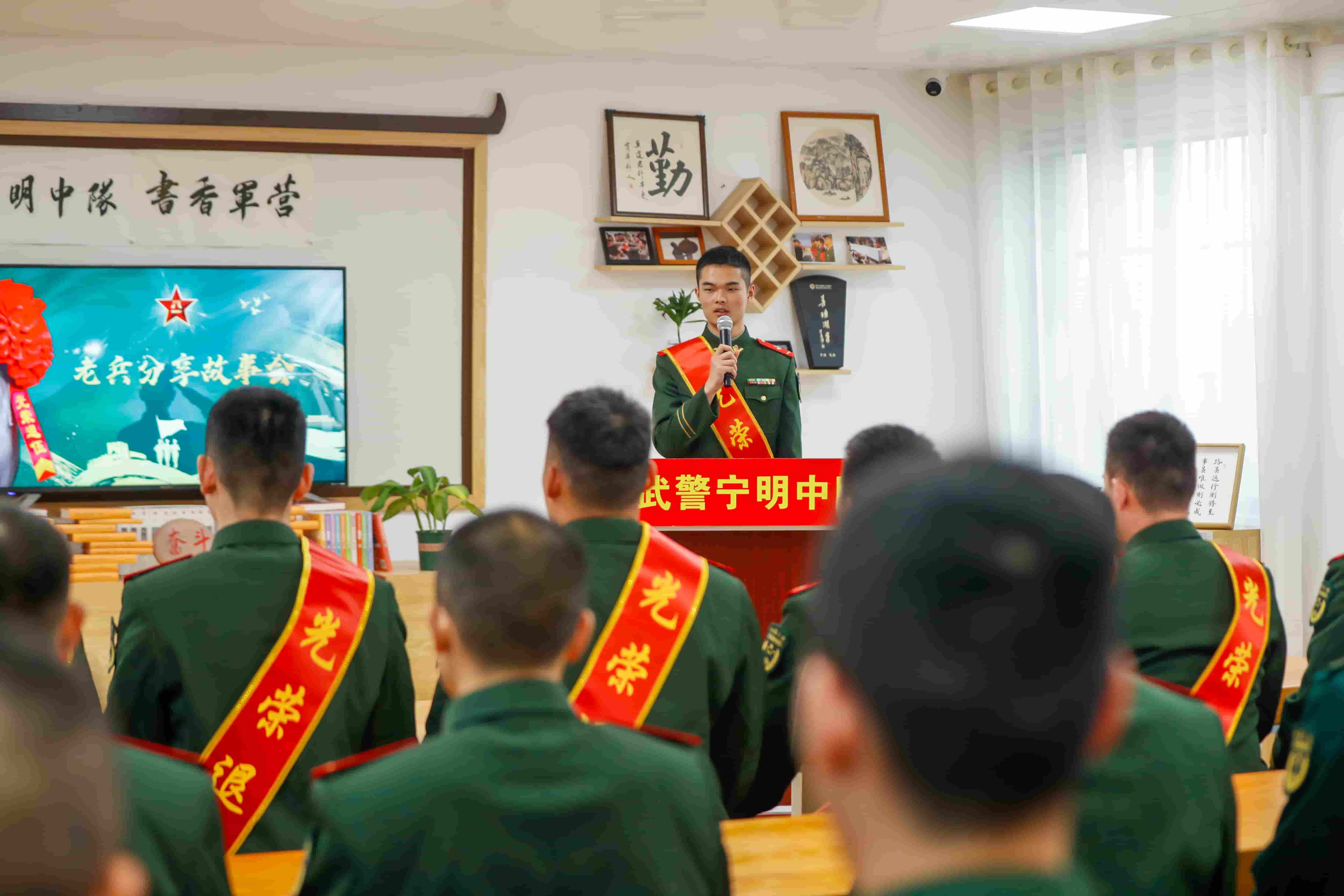 1、图为官兵开展“老兵故事分享会” 。李章禄 摄.jpg