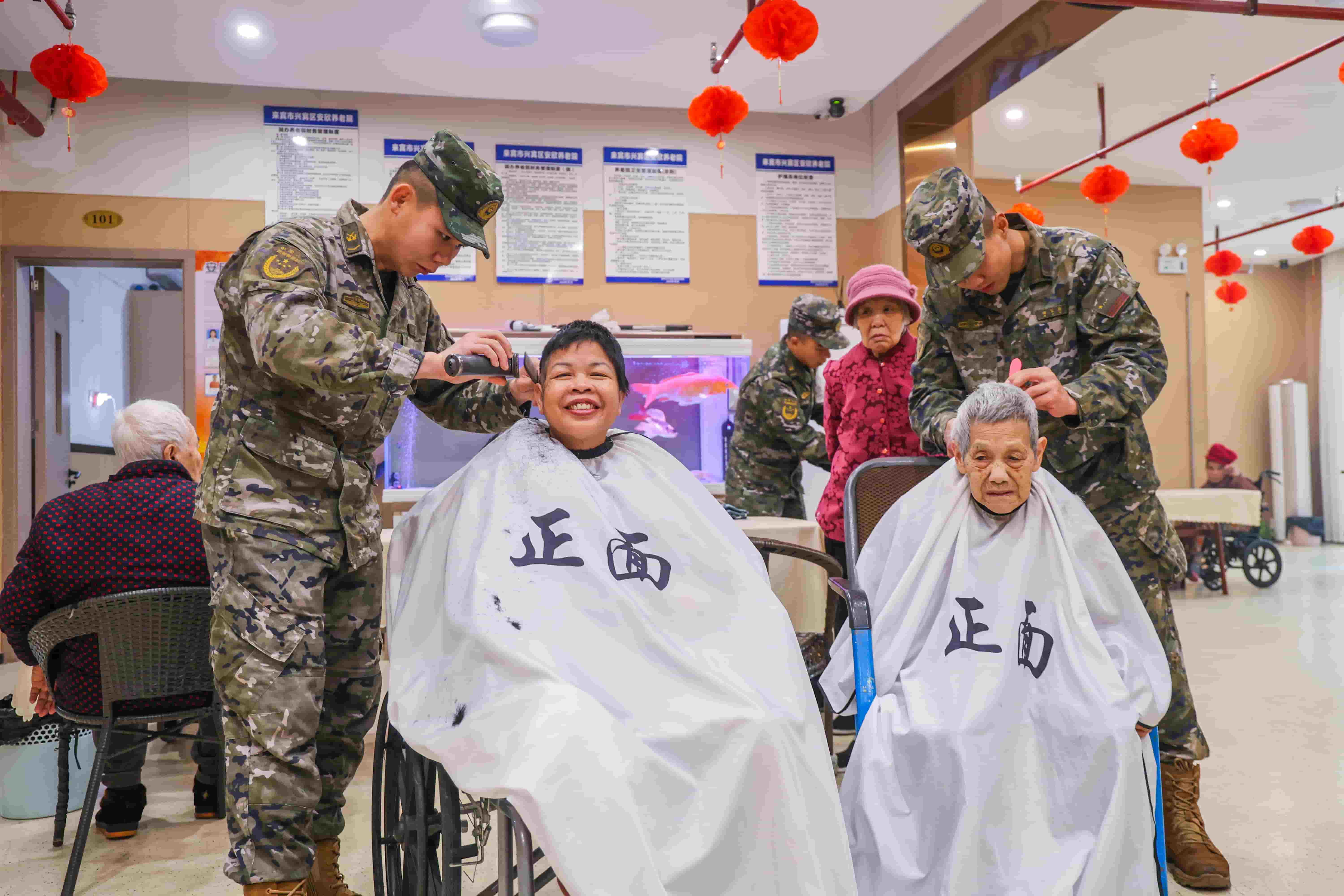 2、2026年3月3日，武警官兵为老人义务理发。.jpg